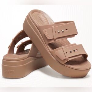 Women’s CROCS Brooklyn Buckle platform wedge tan size 9